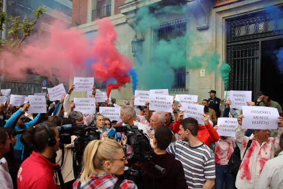 Los sindicatos con representación en el Centro Penitenciario de Mansilla de las Mulas se concentran ante la subdelegación del Gobierno en León.- ICAL