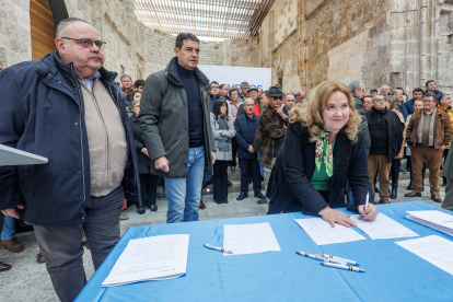 Firma del manifiesto por la igualdad por parte de los alcaldes del Partido Popular de Burgos. ICAL