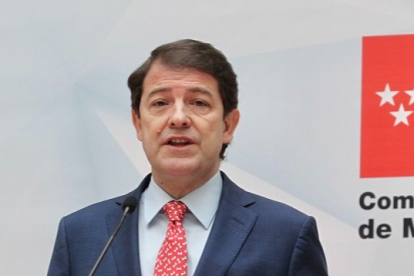 Alfonso Fernández Mañueco durante la toma de posesión de Ayuso en la Asamblea de Madrid.- ICAL