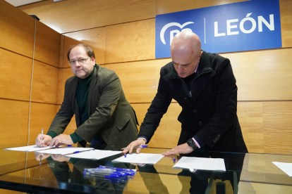 Firma del manifiesto por la igualdad por parte de los alcaldes del Partido Popular de la provincia de León. ICAL