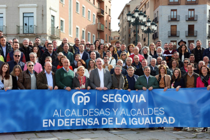 Firma del manifiesto por la igualdad por parte de los alcaldes del Partido Popular de Segovia. ICAL