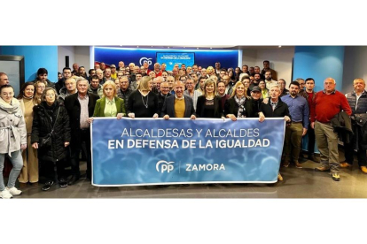 Firma del manifiesto por la igualdad por parte de los alcaldes del Partido Popular de Zamora. ICAL