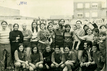 Equipo femenino de Cacabelos en el año 1972. -PRADA A TOPE