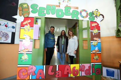 Los profesores Beatriz Carrero, Paco López e Isabel Núñez, responsables del proyecto 'Senderos' del CRA La Abadía de Carracedelo.- ICAL
