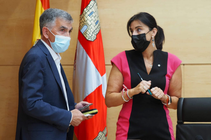 El empresario Patricio Llorente junto a Ana Sánchez en la comisión de investigación de las eólicas. - ICAL