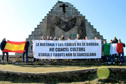 Miembros de grupos de extrema derecha italiana visitan la Pirámide de los Italianos en el puerto del Escudo. E. M.