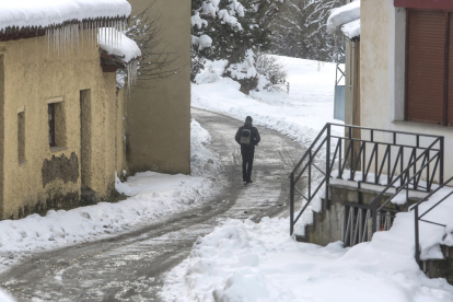 Nieve en la localidad leonesa de Riello este jueves. / ICAL