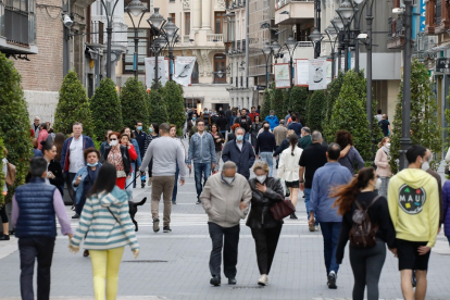 Gente paseando por la calle Santiago de Valladolid. - JUAN MIGUEL LOSTAU