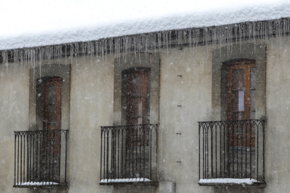 Nieve en la localidad leonesa de Riello este jueves. / ICAL