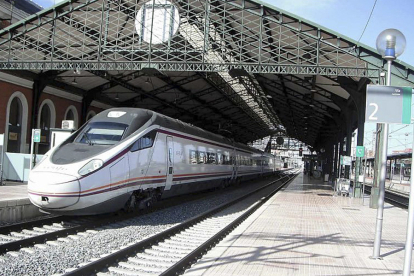 Tren Avant en la estación de León en una imagen de archivo - ICAL