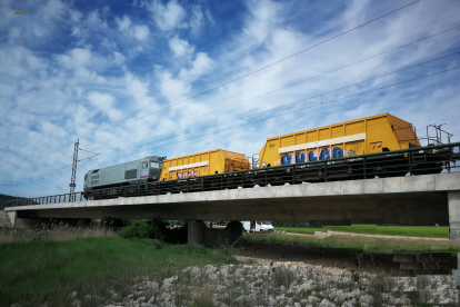 Un convoy prueba la resistencia de un viaducto de la línea del AVE sobre el río Arlanza. ECB