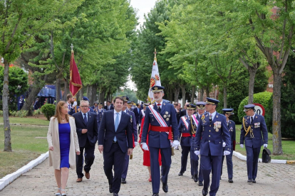 Felipe VI acompañado de Virginia Barcones y Mañueco en el acto de entrega de Reales Despachos en la Academia Básica del Aire de La Virgen del Camino en León. - E. M.