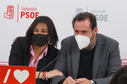 La secretaria de Organización del PSOECyL, Ana Sánchez, y el secretario general del PSOE de Valladolid, Óscar Puente.- ICAL