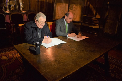 Herero y Castresana firman convenio iluminación interior de la Catedral de Palencia.- E.M.