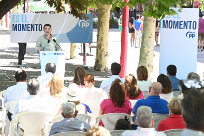 El presidente del PP autonómico y de la Junta, Alfonso Fernández Mañueco, durante el acto de campaña del PP en Miranda de Ebro (Burgos).- ICAL