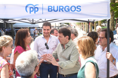 Ángel Ibáñez y Alfonso Fernández Mañueco durante el acto de campaña del PP en Miranda de Ebro (Burgos).- ICAL