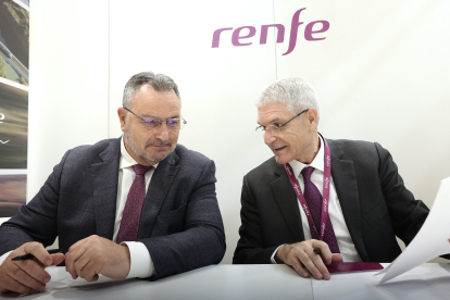 Firma del convenio entre el presidente de la Diputación de León y el presidente de renfe en Fitur 2023.- ICAL