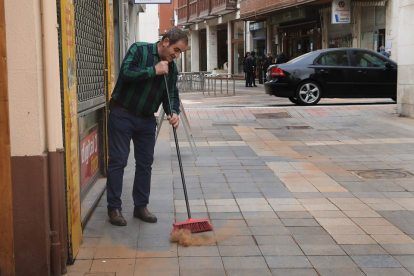 Calima sobre Palencia
La ciudad de Palencia ha amanecido cubierta de polvo procedente de África, en la imagen un comerciante de la calle Barrio y Mier barre la arena