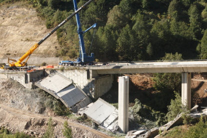 Comienzo del desmontaje de las pilas 1 y 2 del viaducto del Castro sentido A Coruña de la A-6 en Vega de Valcarce (León). Ical