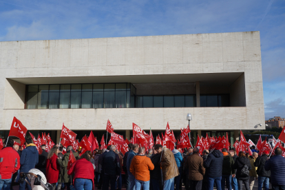 Los sindicatos CCOO y UGT se concentran a las puertas de las Cortes de Castilla y León para denunciar los presupuestos de la Junta, que los consideran “antisociales”.- ICAL.