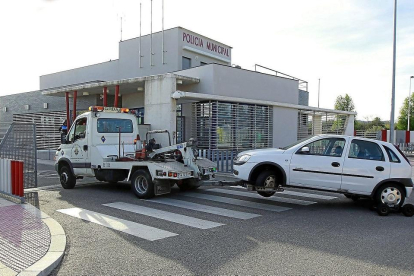 Una grúa municipal transporta un vehículo hasta el depósito. - E.M.