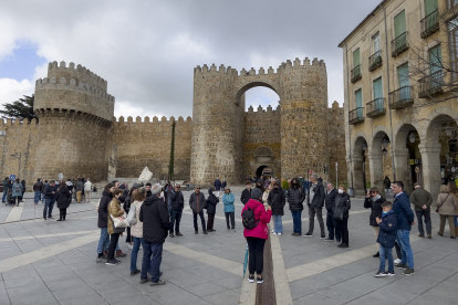 Turistas en Ávila durante Semana Santa.- ICAL