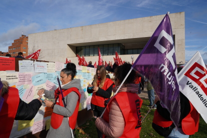 Los sindicatos CCOO y UGT se concentran a las puertas de las Cortes de Castilla y León para denunciar los presupuestos de la Junta, que los consideran “antisociales”.- ICAL.