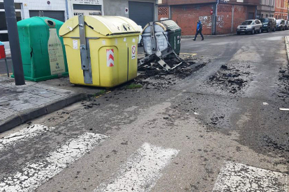 Quema de contenedores durante el toque de queda en el municipio de San Andrés de Rabanedo, en León. / ICAL.