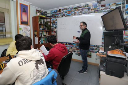 El profesor Eugenio imparte una clase de matemáticas en su academia de la capital. Brágimo/ Ical