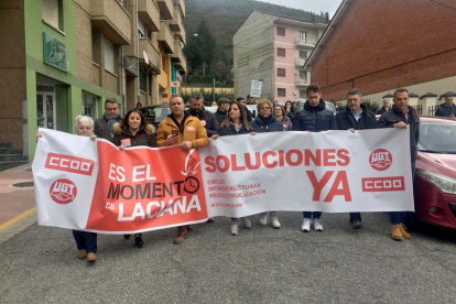 Centenares de personas participan en la manifestación por el futuro de la comarca de Laciana, en el municipio leonés de Villablino. - ICAL