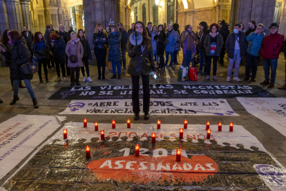 Una imagen de archivo de una concentración en la Plaza Mayor de Salamanca ante el aumento de asesinatos por violencia de género. ICAL