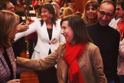 La ministra de Defensa, Margarita Robles, en la presentación de José Luis Mateos como candidato del PSOE a la Alcaldía de Salamanca, junto a la secretaria de organización del PSCyL.- E. M.