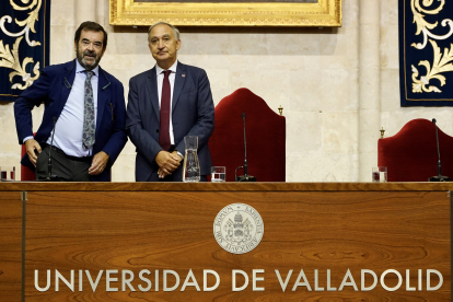 El presidente del Consejo General de Poder Judicial, Vicente Guilarte, imparte la primera lección del curso a los nuevos estudiantes de la Facultad de Derecho de la UVa. ICAL