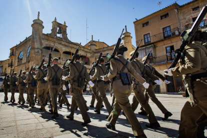 Ciudad Rodrigo celebra el acto de izado de la bandera y homenaje a los caídos en la Guerra de la Independencia, en la que participa el Mando de Ingenieros.- ICAL