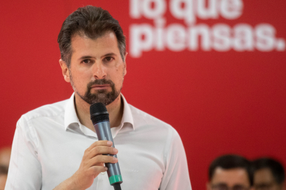 El secretario general del PSCyL, Luis Tudanca, participa en un acto electoral junto al candidato socialista a la Alcaldía de Salamanca, José Luis Mateos.- ICAL