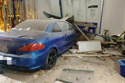 Imagen del vehículo empotrado en la administración de lotería de Ponferrada. - ICAL