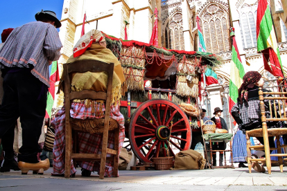 Exposición de pendones leoneses y carros engalanados por las fiestas de San Froilán. - ICAL