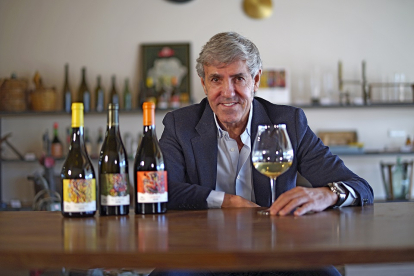 Emilio Moro posa junto a sus vinos