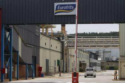 Imagen de la entrada principal de la empresa Eurofrits, en el polígono de Villalonquéjar.