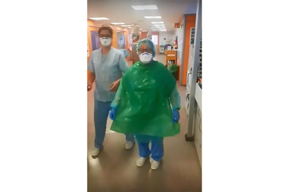 BOLSAS DE BASURA. El personal sanitario del Hospital de Soria denunció con un vídeo como se ven obligados a utilizar bolsas de basura a modo de batas ante la enorme escasez de material contra el coronavirus.