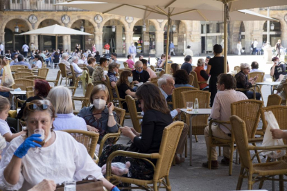 Gran afluencia de público en las terrazas de la Plaza Mayor de Salamanca