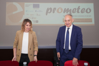 La Consejera de Educación, Rocío Lucas, junto al rector de la UVa, Antonio Largo, presentan los resultados del Programa Prometeo / J.M LOSTAU