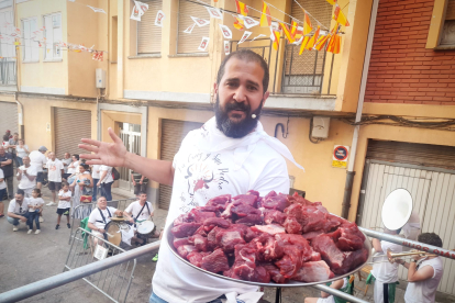 Subastadores con bandejas de carne en los locales de Jurados de Cuadrilla.  MARIO TEJEDOR