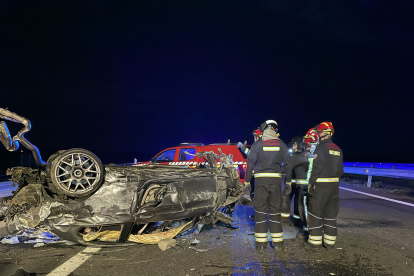 Estado en el que quedó el coche en el accidente de Masilla Mayor en León. BOMBEROS LEÓN