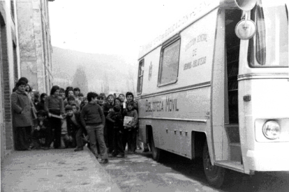 Imagen de archivo del primer bibliobús de la Diputación de León en la localidad de Prioro hace 50 años - ICAL