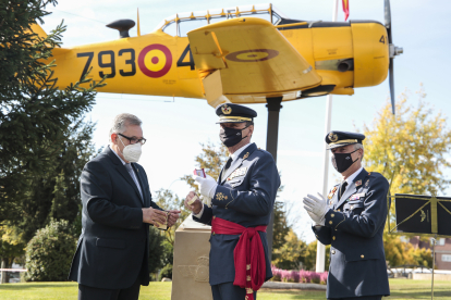 Actos conmemorativos del centenario del Aeródromo Militar de León. En la imagen, el Ejército del Aire cede un avión T-6 a La Virgen del Camino como agradecimiento a la localidad anfitriona durante estos 100 años. ICAL