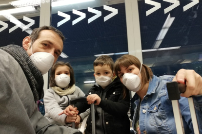 La familia burgalesa atrapada en Panamá por el coronavirus llega al aeropuerto de Barajas.- ICAL
