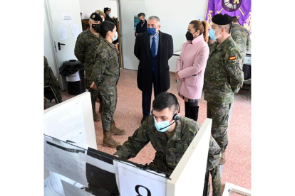 La delegada del Gobierno en Castilla y León visita a los rastreadores del Ejército en la Base Militar Cid Campeador de Burgos. - ICAL