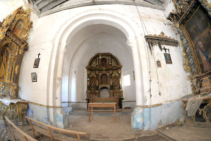 Interior de la iglesia de La Barbolla antes de producirse el robo y de la retirada de algunas piezas por parte del Obispado. MARIO TEJEDOR