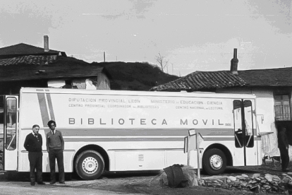 Imagen de archivo del primer bibliobús de la Diputación de León en la localidad de Prioro hace 50 años - ICAL